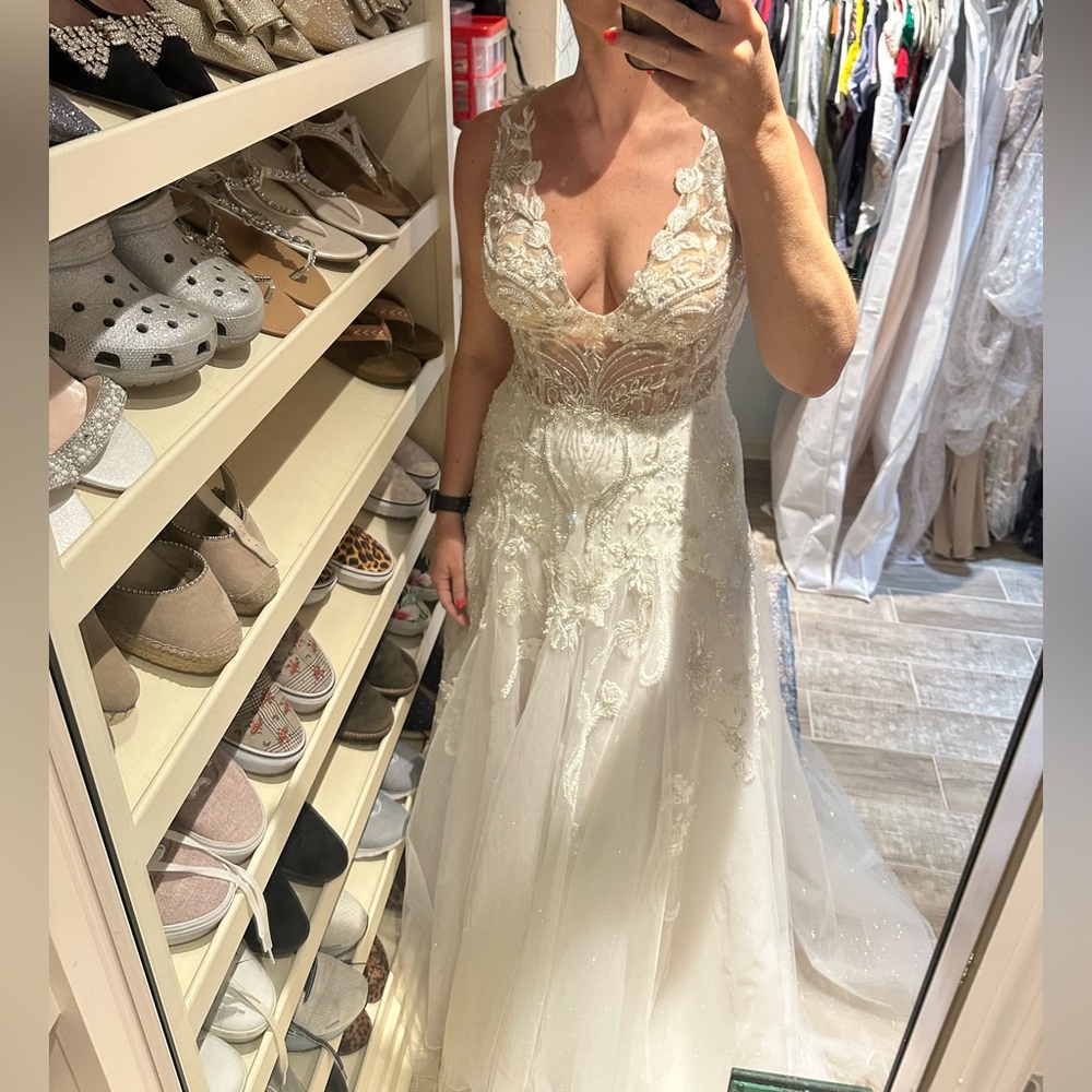 Glitzy, sparkly, dropped waist, illusion back wedding gown size 8 - Picture 10 of 13